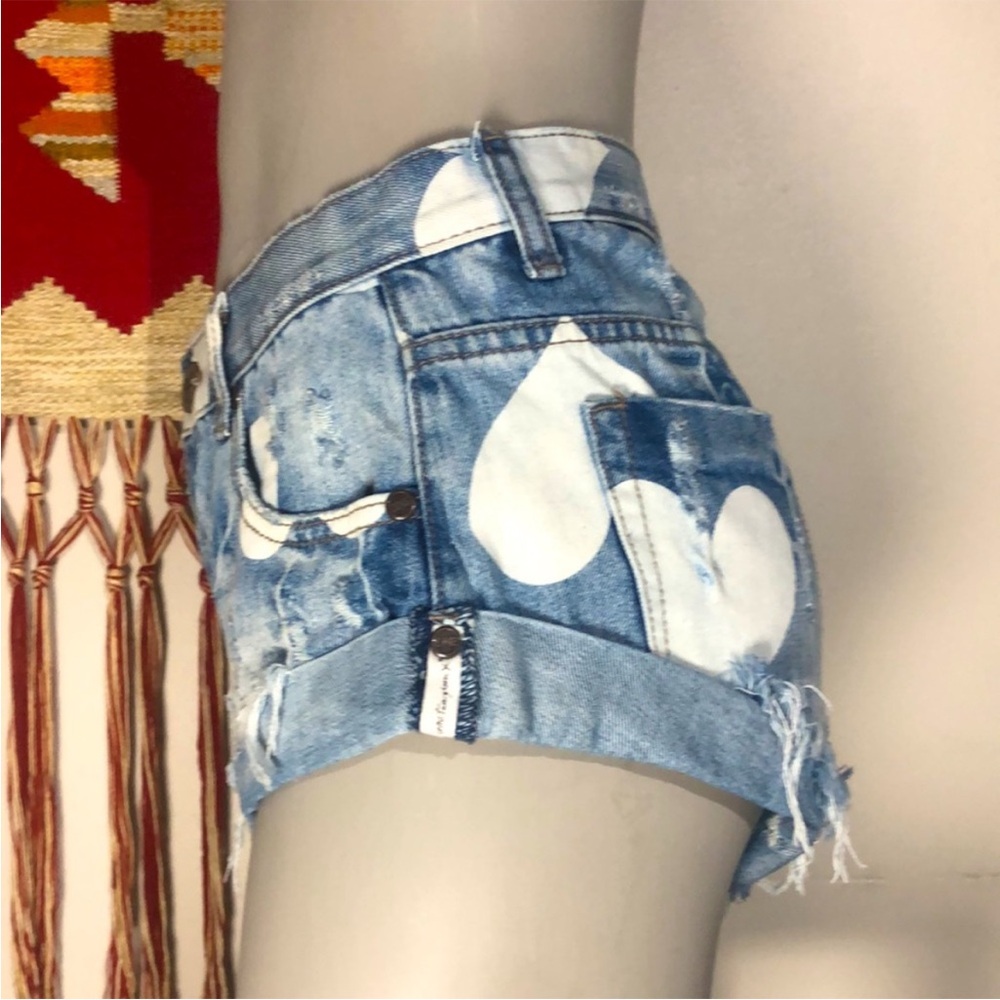 ONE X ONE TEASPOON BANDIT 🩷 Heart Print Denim Shorts - Picture 6 of 12